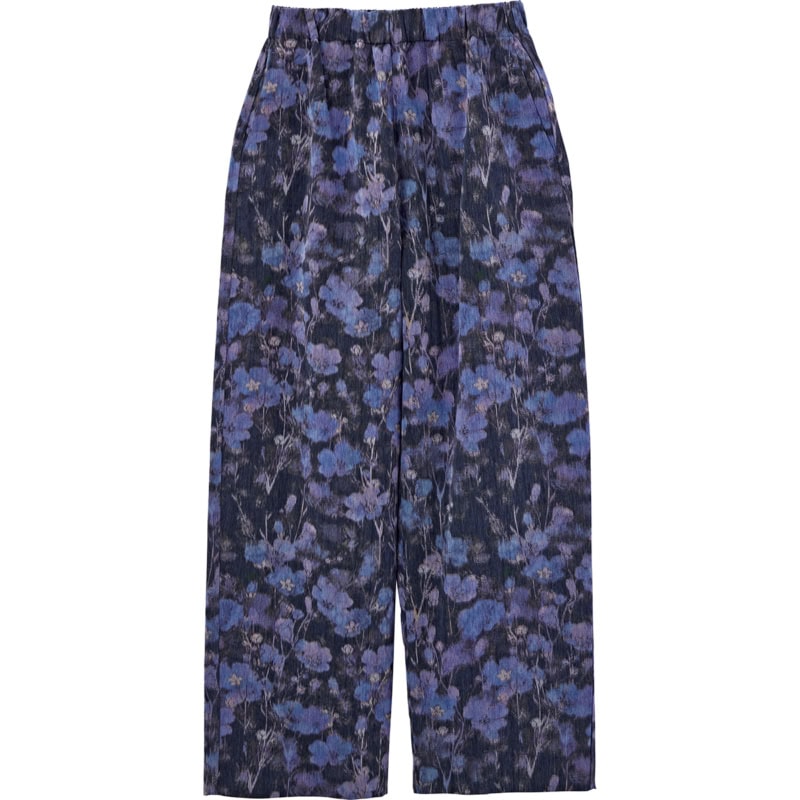 繊細なタッチとシックなカラーリングが大人っぽさを拡大。パンツ￥60,500（ロエフ／エイチ ビューティー&ユース）