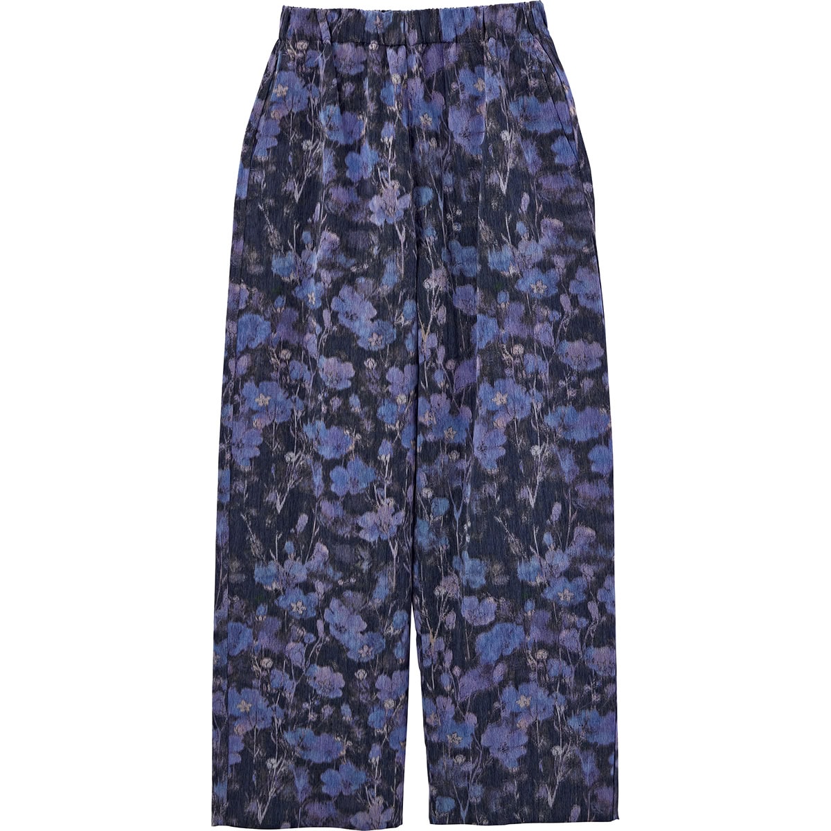 繊細なタッチとシックなカラーリングが大人っぽさを拡大。パンツ￥60,500（ロエフ／エイチ ビューティー&ユース）