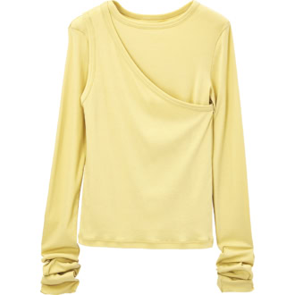 ワンショルトップスとの同色同素材。なめらかな素材とくしゅっと長めの袖がこなれ感をよりアップ。レイヤードトップス￥23,100（ミュラー オブ ヨシオクボ）