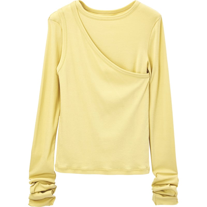 ワンショルトップスとの同色同素材。なめらかな素材とくしゅっと長めの袖がこなれ感をよりアップ。レイヤードトップス￥23,100（ミュラー オブ ヨシオクボ）