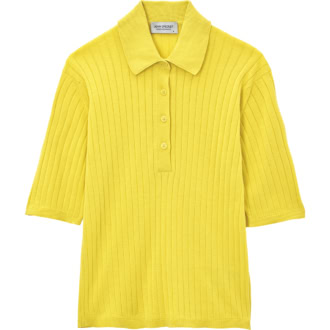 落ち着いたトーンのイエローが上品。すっきりとしたリブタイプでスタイルアップも叶う。ニットポロ￥58,300（ジョン スメドレー／リーミルズ＆カンパニー）