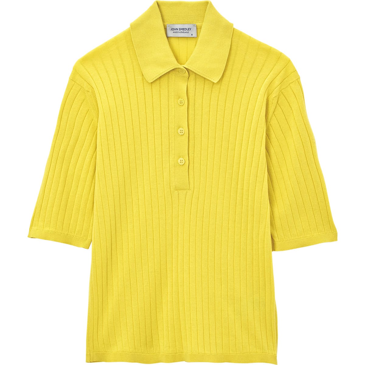 落ち着いたトーンのイエローが上品。すっきりとしたリブタイプでスタイルアップも叶う。ニットポロ￥58,300（ジョン スメドレー／リーミルズ＆カンパニー）