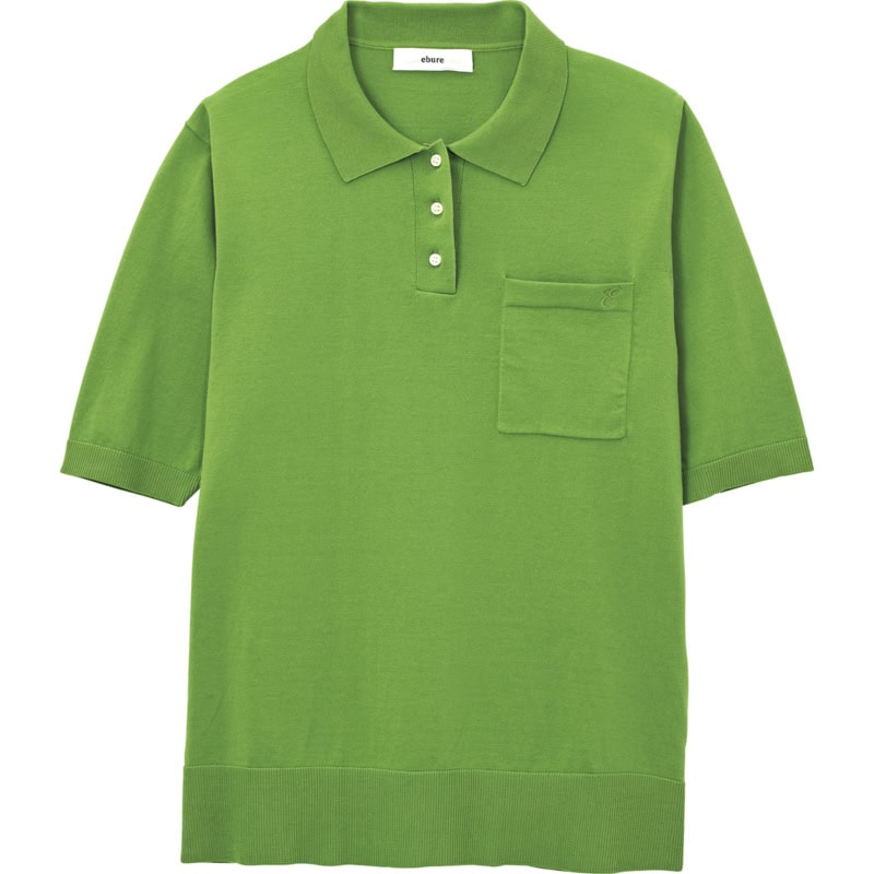 ミニマルなデザインと爽やかなカラーがクリーンな印象で装える。ニットポロ￥31,900（エブール／リトルリーグ インク）