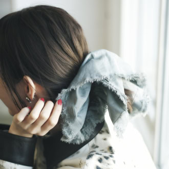 立体感のあるシュシュでまとめ髪をワンランクアップさせてくれる。シュシュ￥11,000（メゾンドリリス／ジャーナル スタンダード レリューム ルミネ新宿店）