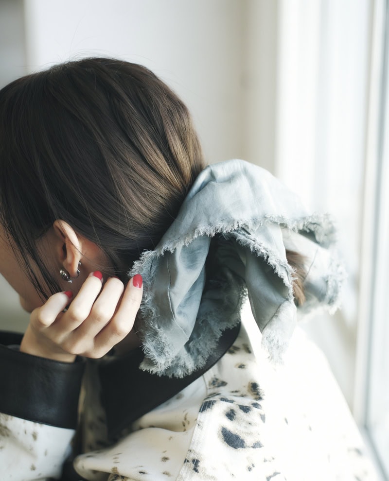 立体感のあるシュシュでまとめ髪をワンランクアップさせてくれる。シュシュ￥11,000（メゾンドリリス／ジャーナル スタンダード レリューム ルミネ新宿店）