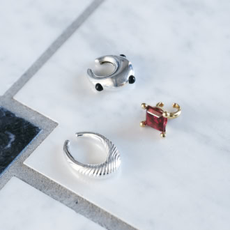 【上から時計回りに】ダークカラーのストーンがピリッとスパイスに。イヤカフ￥36,300（モスキート／シップス インフォメーションセンター）　赤のビジューがクラシカルな顔立ち。イヤカフ￥13,420（ピニャッタ）、ボリュームのあるフープモチーフで1点でも存在感抜群。イヤカフ￥13,860（アドラル／ともにズットホリック）