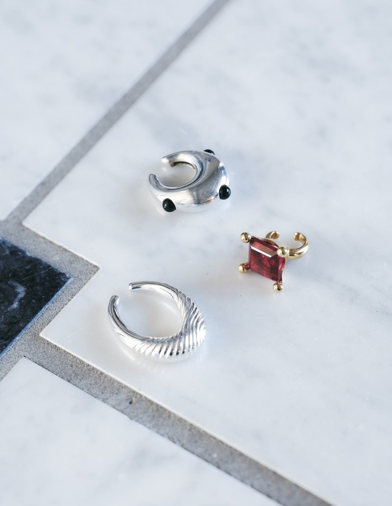 【上から時計回りに】ダークカラーのストーンがピリッとスパイスに。イヤカフ￥36,300（モスキート／シップス インフォメーションセンター）　赤のビジューがクラシカルな顔立ち。イヤカフ￥13,420（ピニャッタ）、ボリュームのあるフープモチーフで1点でも存在感抜群。イヤカフ￥13,860（アドラル／ともにズットホリック）