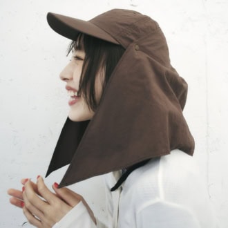 マットなブラウンカラーがコーデを選ばず洒落るカギ。スカーフの裾を結んでシルエットをアレンジするのも可愛い。スカーフキャップ￥16,500（フィーニー）