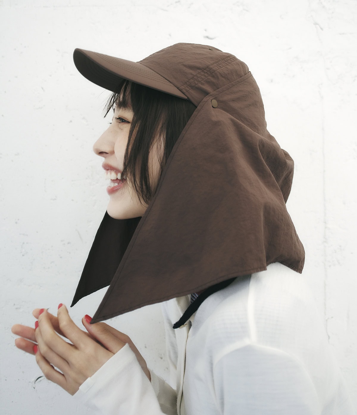 マットなブラウンカラーがコーデを選ばず洒落るカギ。スカーフの裾を結んでシルエットをアレンジするのも可愛い。スカーフキャップ￥16,500（フィーニー）