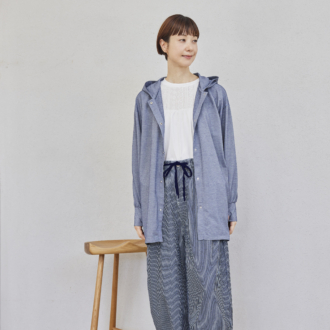 パンツ¥2,420、カーディガン¥1,639、中に着たプルオーバー¥1,419（すべてシーズン リーズン バイ リン アンド レッド／しまむら）　靴（しまむら参考商品）