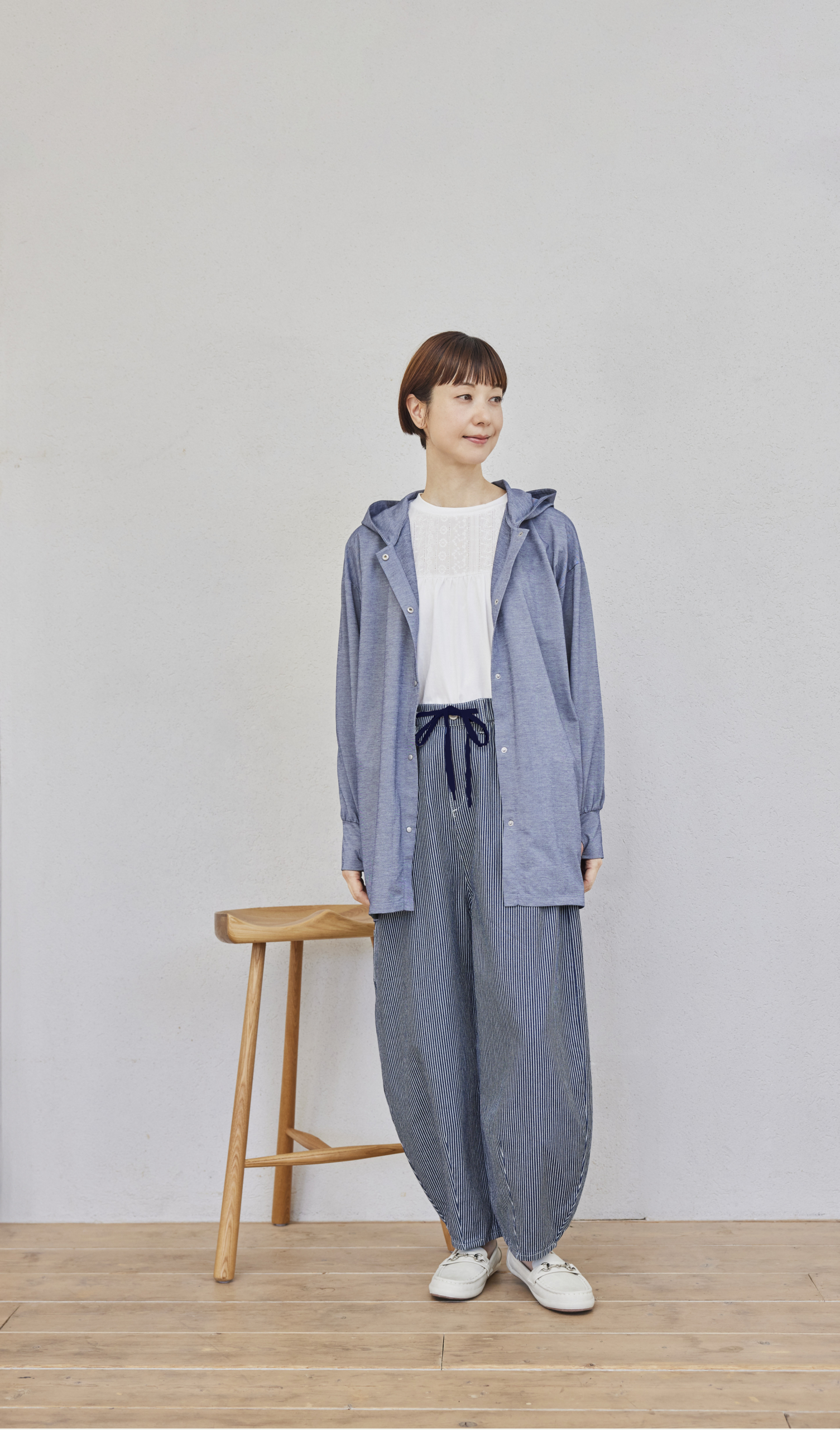 パンツ¥2,420、カーディガン¥1,639、中に着たプルオーバー¥1,419（すべてシーズン リーズン バイ リン アンド レッド／しまむら）　靴（しまむら参考商品）