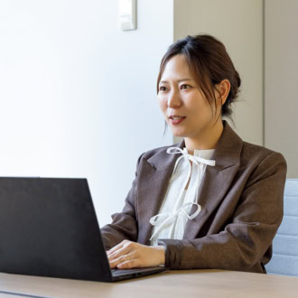お仕事中の伊東美波さん