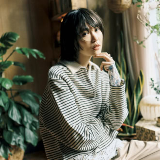 ポロシャツ¥12,100、花柄トップス¥8,800（ともにジャーナル スタンダード）、カーゴパンツ¥30,800（レイヤーズ）、レーススカート¥13,200（ミッシェ エ ミュセット）、リング¥14,300（ソワリー／すべてジャーナル スタンダード 自由が丘店）