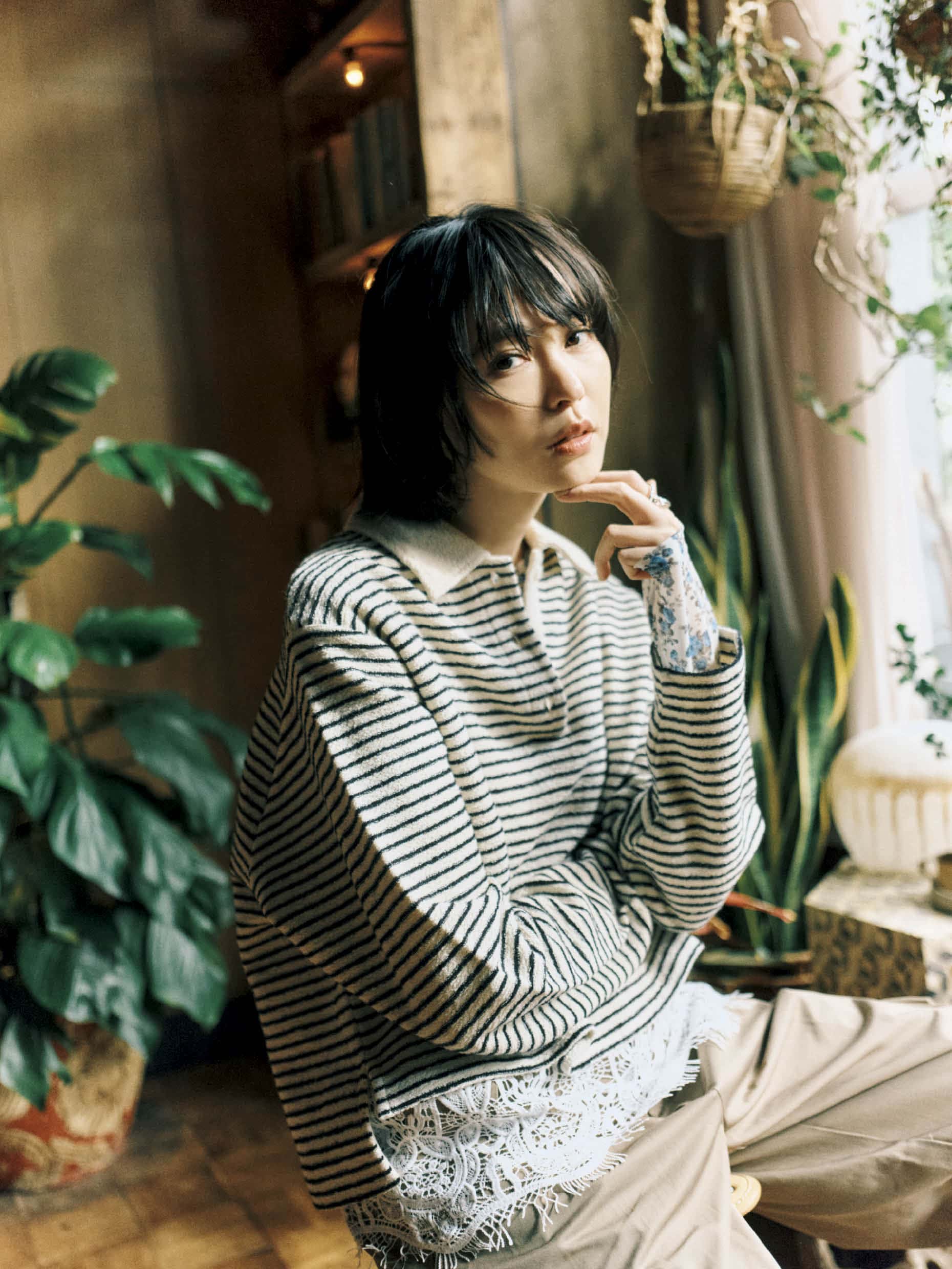 ポロシャツ¥12,100、花柄トップス¥8,800（ともにジャーナル スタンダード）、カーゴパンツ¥30,800（レイヤーズ）、レーススカート¥13,200（ミッシェ エ ミュセット）、リング¥14,300（ソワリー／すべてジャーナル スタンダード 自由が丘店）