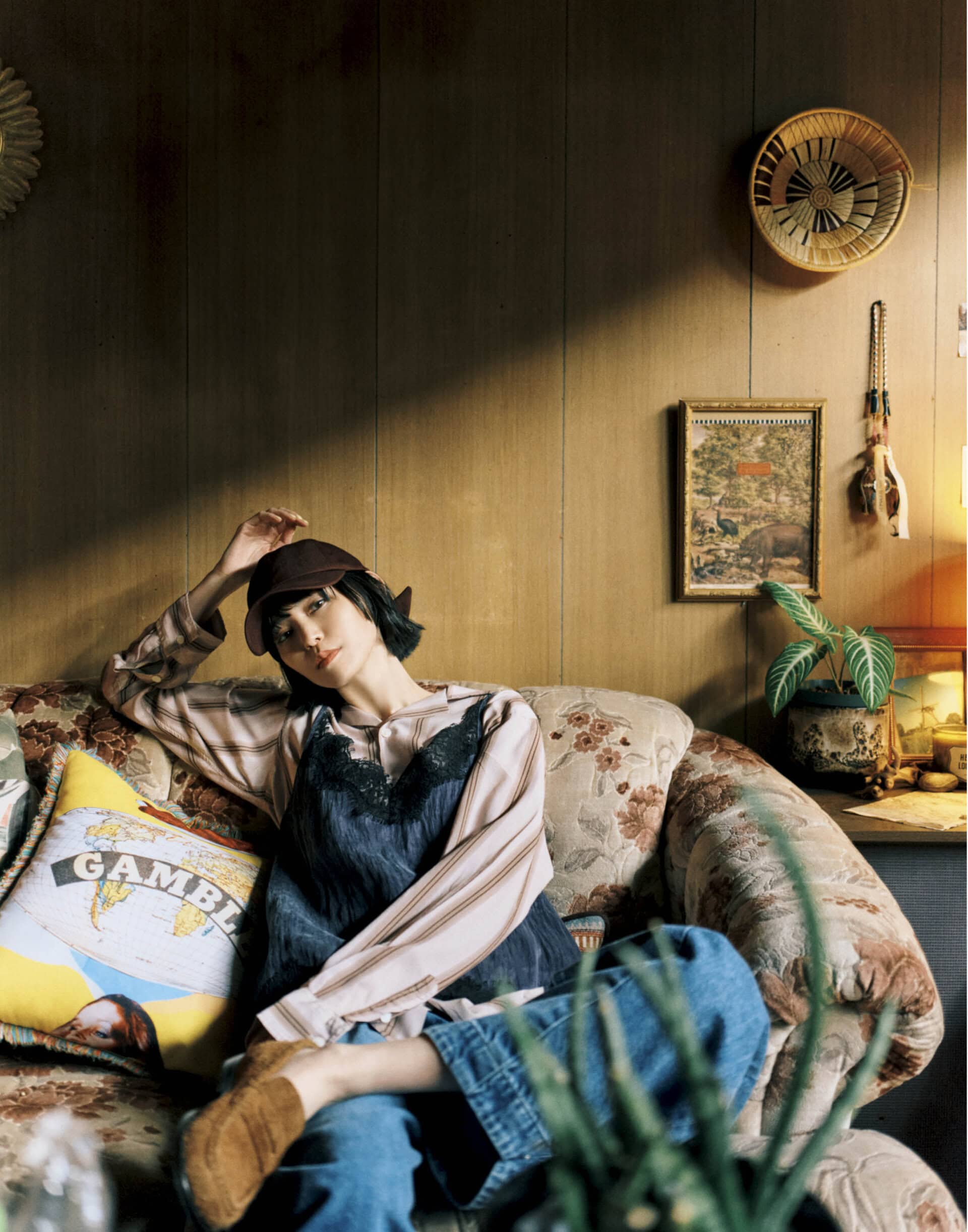 シャツ¥24,200（オーエーエス）、キャミソール¥11,000、デニムパンツ¥13,200（ともにジャーナル スタンダード）、キャップ¥6,160（レヴィス）、ローファー¥17,600（レイヤーズ／すべてジャーナル スタンダード 自由が丘店）