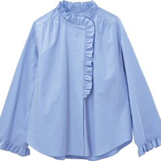 クリーンなサックスシャツに控えめなフリルが上品な甘さ。フリルシャツ￥17,600（ノーリーズソフィー／ノーリーズソフィーアトレ恵比寿店）