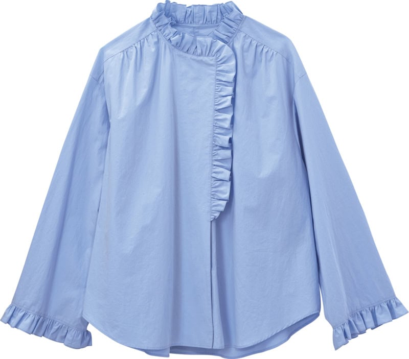 クリーンなサックスシャツに控えめなフリルが上品な甘さ。フリルシャツ￥17,600（ノーリーズソフィー／ノーリーズソフィーアトレ恵比寿店）