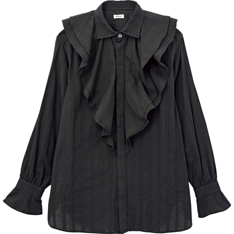 フロントに重なったラッフルフリルがクラシカルなムード。ブラウス￥29,700（オブラダ／シンチ）