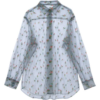 ちりばめられた小花柄刺繍と透けチュールがロマンティック。シャツタイプならハンサムな雰囲気も。シャツ￥52,800（ロエフ／エイチ ビューティー&ユース）