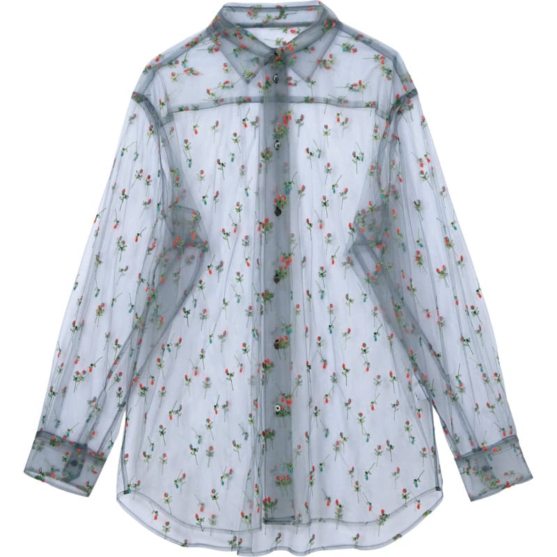 ちりばめられた小花柄刺繍と透けチュールがロマンティック。シャツタイプならハンサムな雰囲気も。シャツ￥52,800（ロエフ／エイチ ビューティー&ユース）