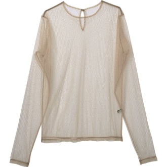 上品に決まるベージュカラー。プルオーバー￥15,400（フォーエーエム）