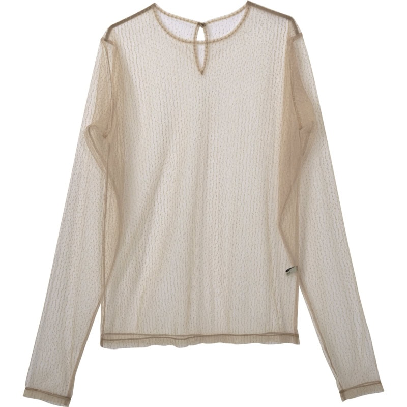 上品に決まるベージュカラー。プルオーバー￥15,400（フォーエーエム）