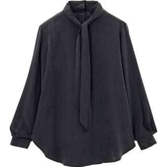 自然なツヤとほのかな起毛感でしなやかなタッチを叶える上質な一着。ブラウス￥23,100（ソージュ／ソージュ オンラインストア）