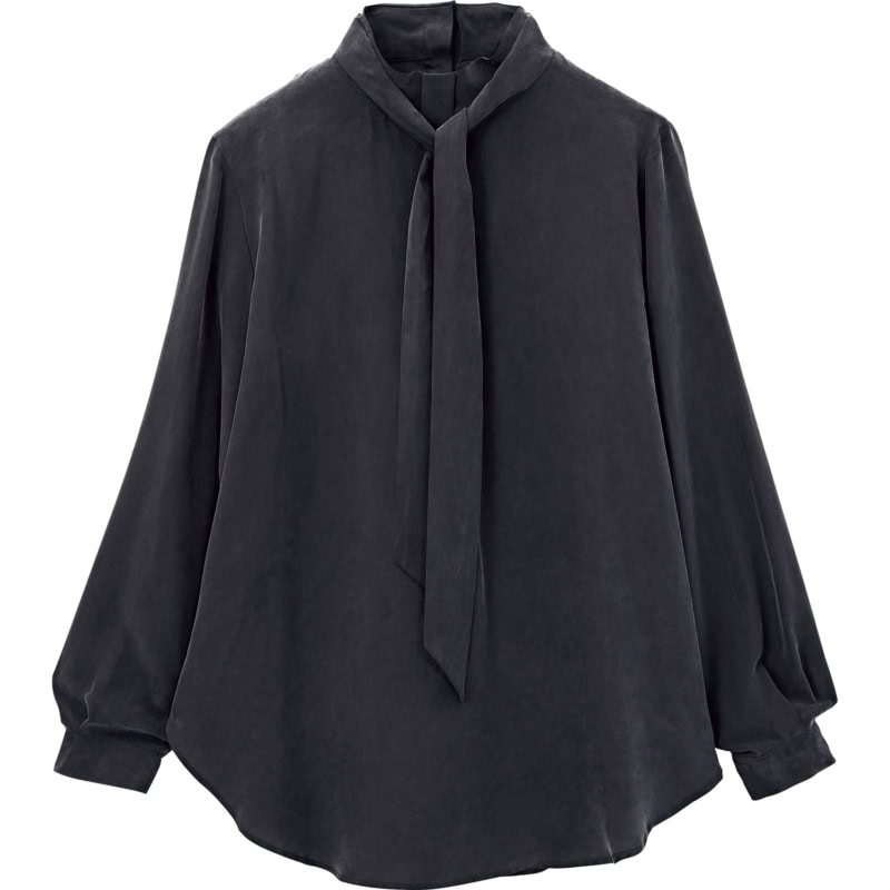 自然なツヤとほのかな起毛感でしなやかなタッチを叶える上質な一着。ブラウス￥23,100（ソージュ／ソージュ オンラインストア）