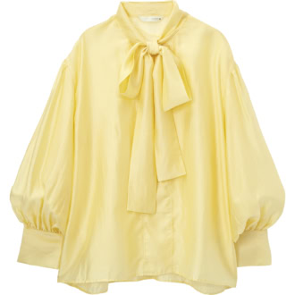 適度なシアー素材とふんわりボリューム袖で、着こなしに立体感が出現。ブラウス￥6,590（ザラ／ザラ カスタマーサービス）