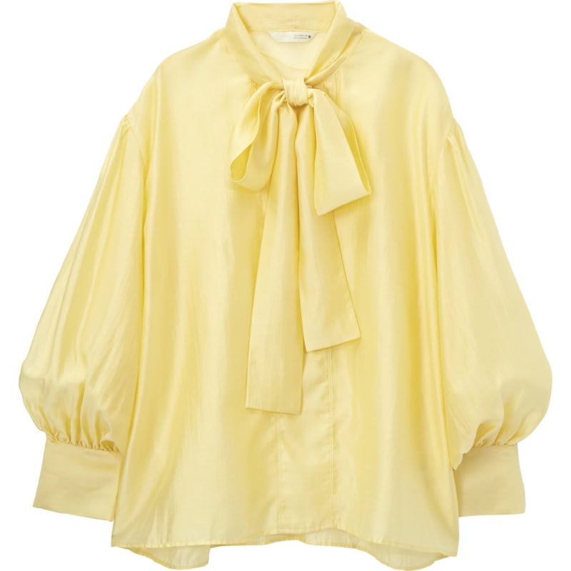 適度なシアー素材とふんわりボリューム袖で、着こなしに立体感が出現。ブラウス￥6,590（ザラ／ザラ カスタマーサービス）