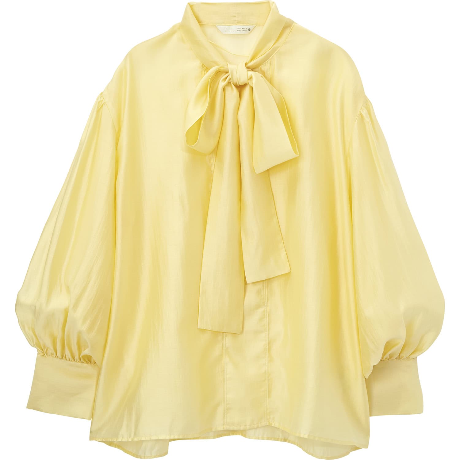 適度なシアー素材とふんわりボリューム袖で、着こなしに立体感が出現。ブラウス￥6,590（ザラ／ザラ カスタマーサービス）