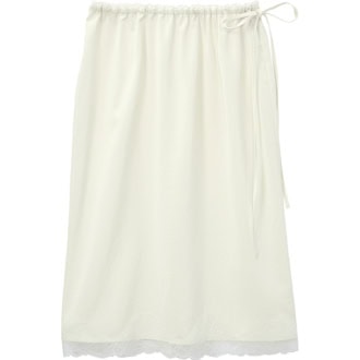 上品な透け感を実現する繊細な裾レースが魅力。スカート￥13,200（シップス／シップス インフォメーションセンター）