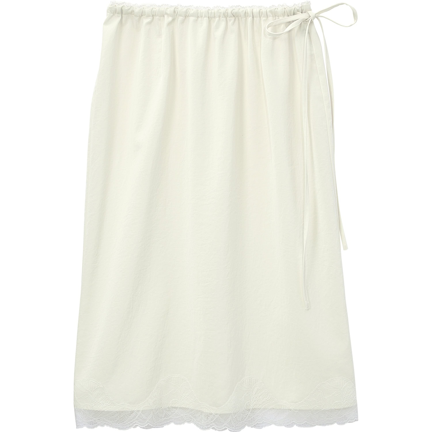 上品な透け感を実現する繊細な裾レースが魅力。スカート￥13,200（シップス／シップス インフォメーションセンター）