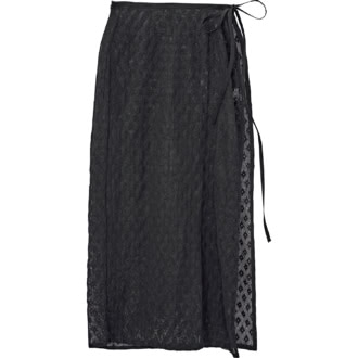 カジュアルボトムに投入しやすい甘さ控えめのブラックカラー。ラップスカート￥20,900（RHC／RHC ロンハーマン）