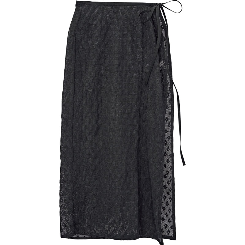 カジュアルボトムに投入しやすい甘さ控えめのブラックカラー。ラップスカート¥20,900(RHC/RHC ロンハーマン)