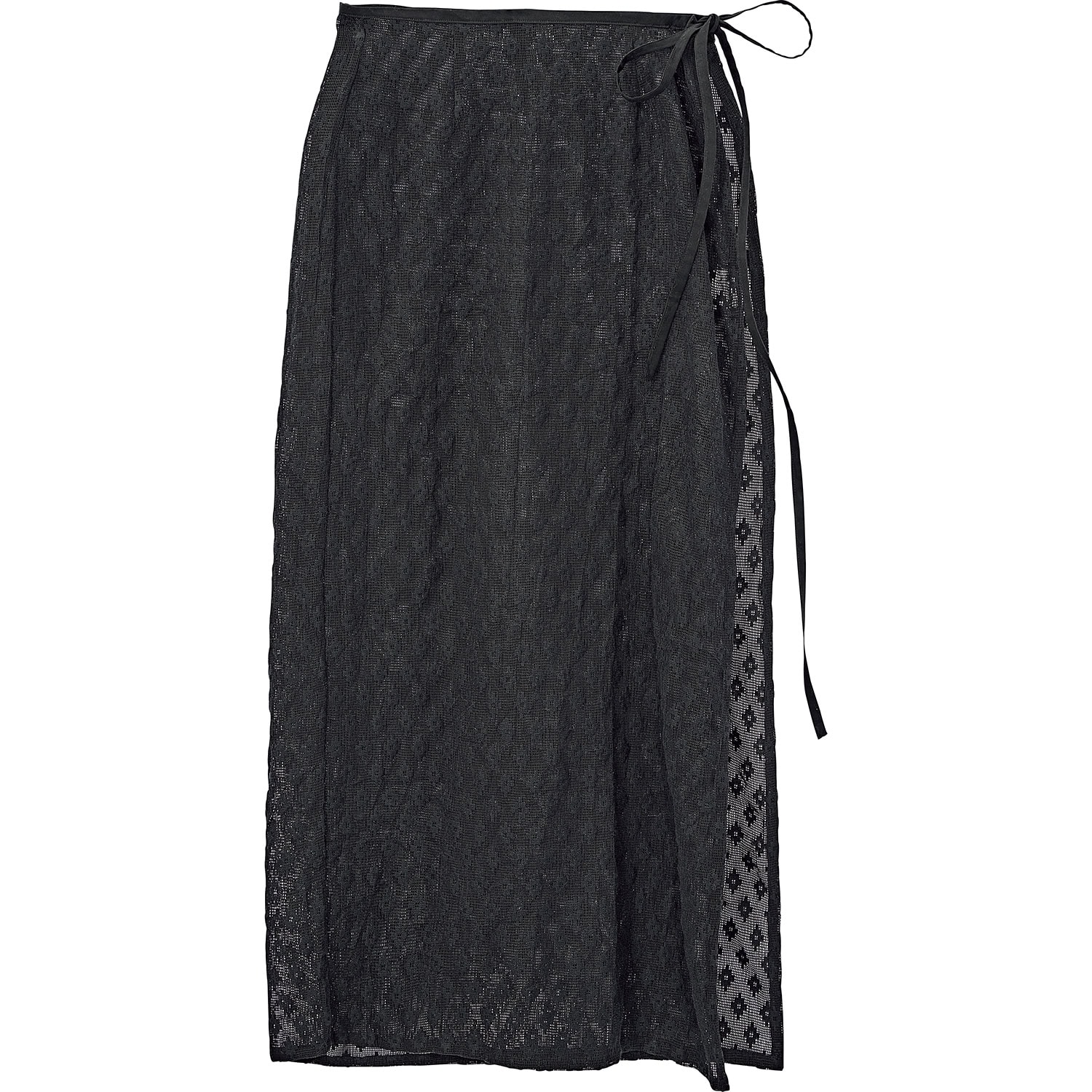 カジュアルボトムに投入しやすい甘さ控えめのブラックカラー。ラップスカート￥20,900（RHC／RHC ロンハーマン）