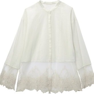 モードなノーカラーブラウスに袖先や裾の繊細なチュールレースが女っぽさを添える。ブラウス￥14,300（スローブ イエナ／スローブ イエナ 自由が丘店）