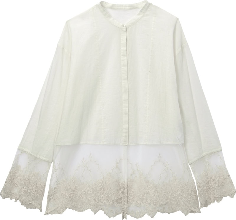 モードなノーカラーブラウスに袖先や裾の繊細なチュールレースが女っぽさを添える。ブラウス¥14,300(スローブ イエナ/スローブ イエナ 自由が丘店)