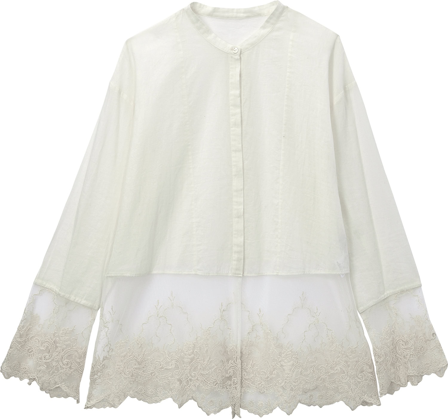 モードなノーカラーブラウスに袖先や裾の繊細なチュールレースが女っぽさを添える。ブラウス￥14,300（スローブ イエナ／スローブ イエナ 自由が丘店）