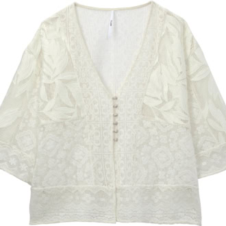 異なるレースの生地をMIXさせた華やかさ最上級の佇まい。カーディガン￥19,800（ホワイト）