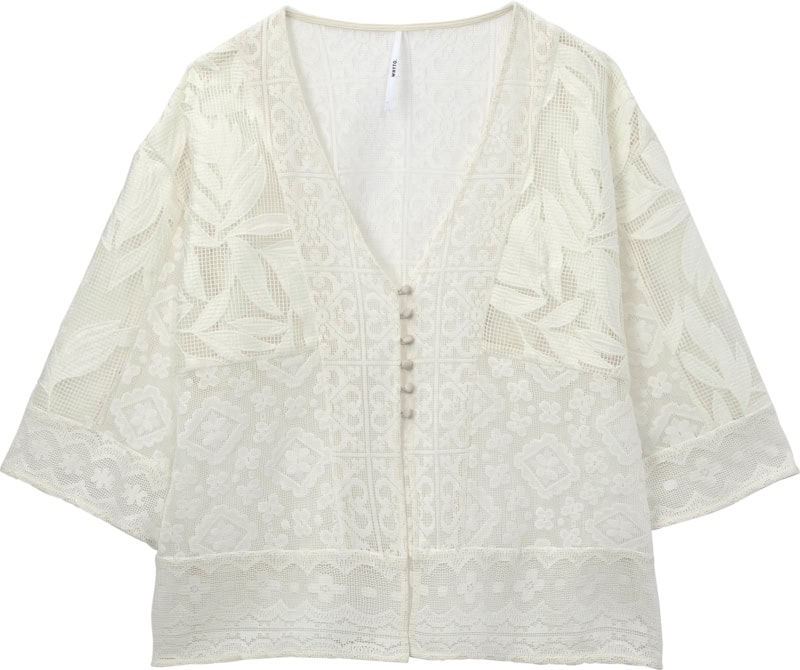 異なるレースの生地をMIXさせた華やかさ最上級の佇まい。カーディガン¥19,800(ホワイト)