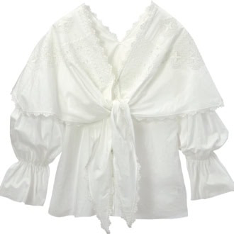 ケープを重ねているかのような差がつくデザイン。ブラウス￥39,600（サロン アダム エ ロペ）