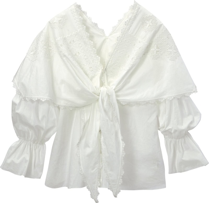 ケープを重ねているかのような差がつくデザイン。ブラウス¥39,600(サロン アダム エ ロペ)