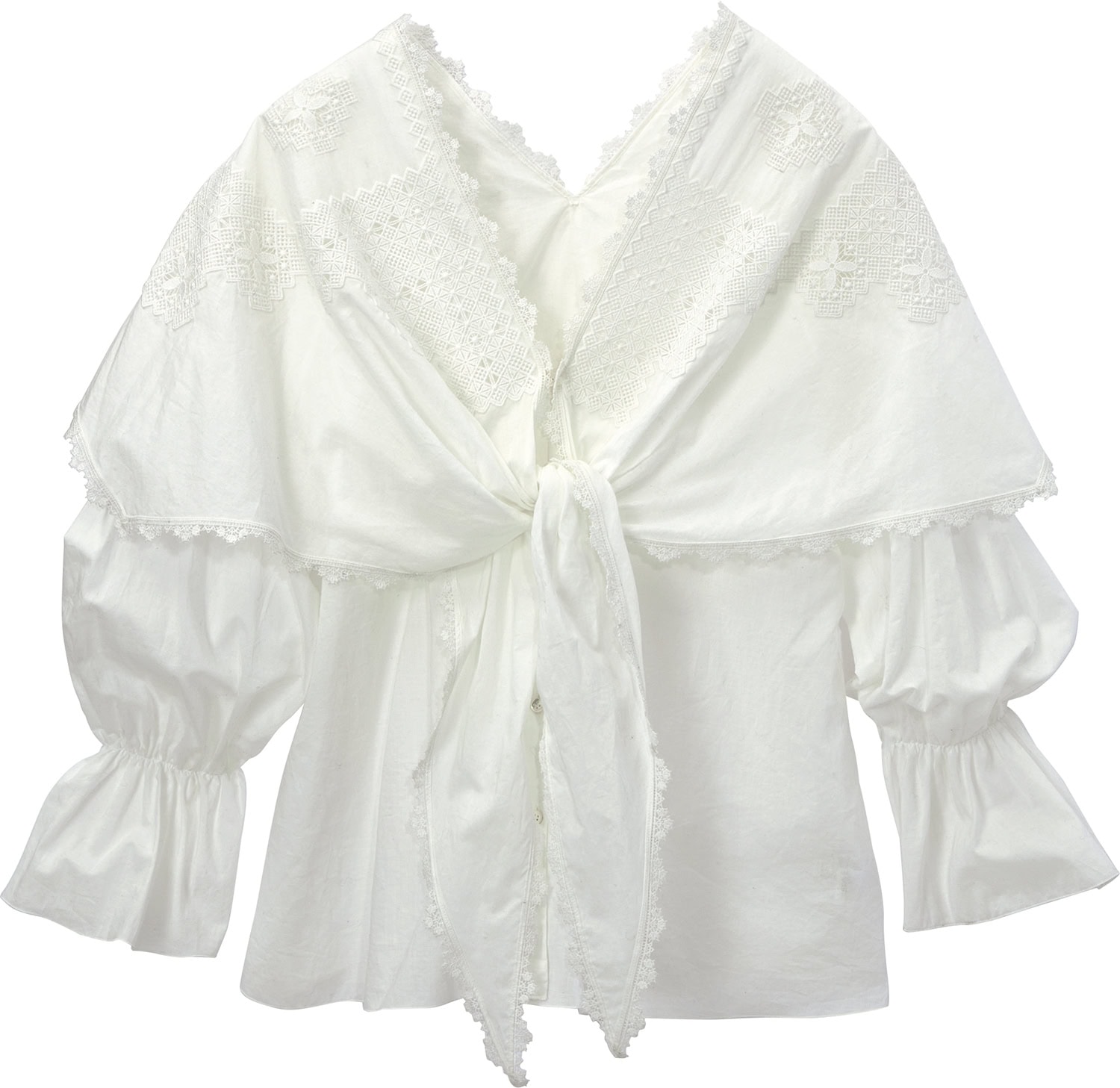 ケープを重ねているかのような差がつくデザイン。ブラウス￥39,600（サロン アダム エ ロペ）