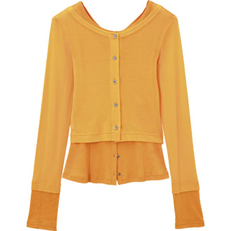 丈感と色のトーンが異なるトップスレイヤードで簡単に洒落る。2wayトップス￥14,850（メゾンスペシャル／メゾンスペシャル 青山店）