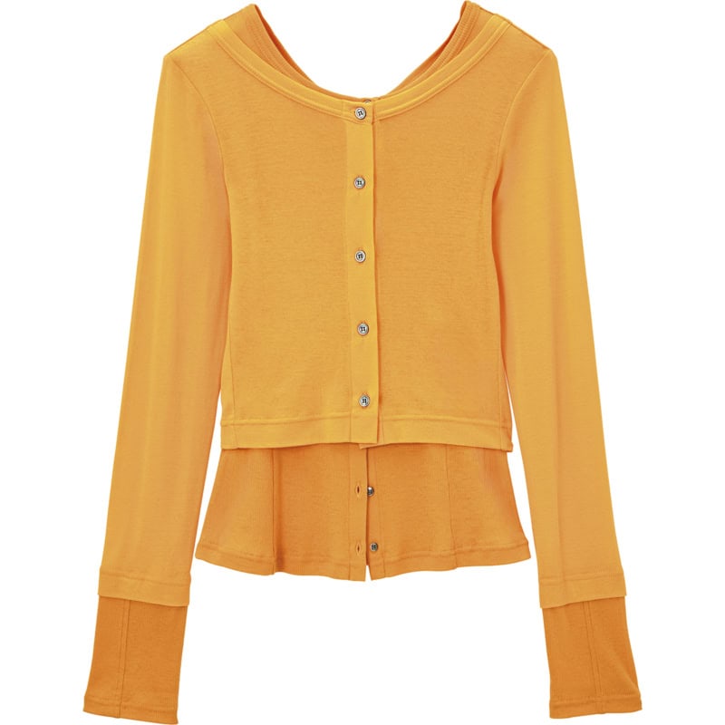 丈感と色のトーンが異なるトップスレイヤードで簡単に洒落る。2wayトップス￥14,850（メゾンスペシャル／メゾンスペシャル 青山店）