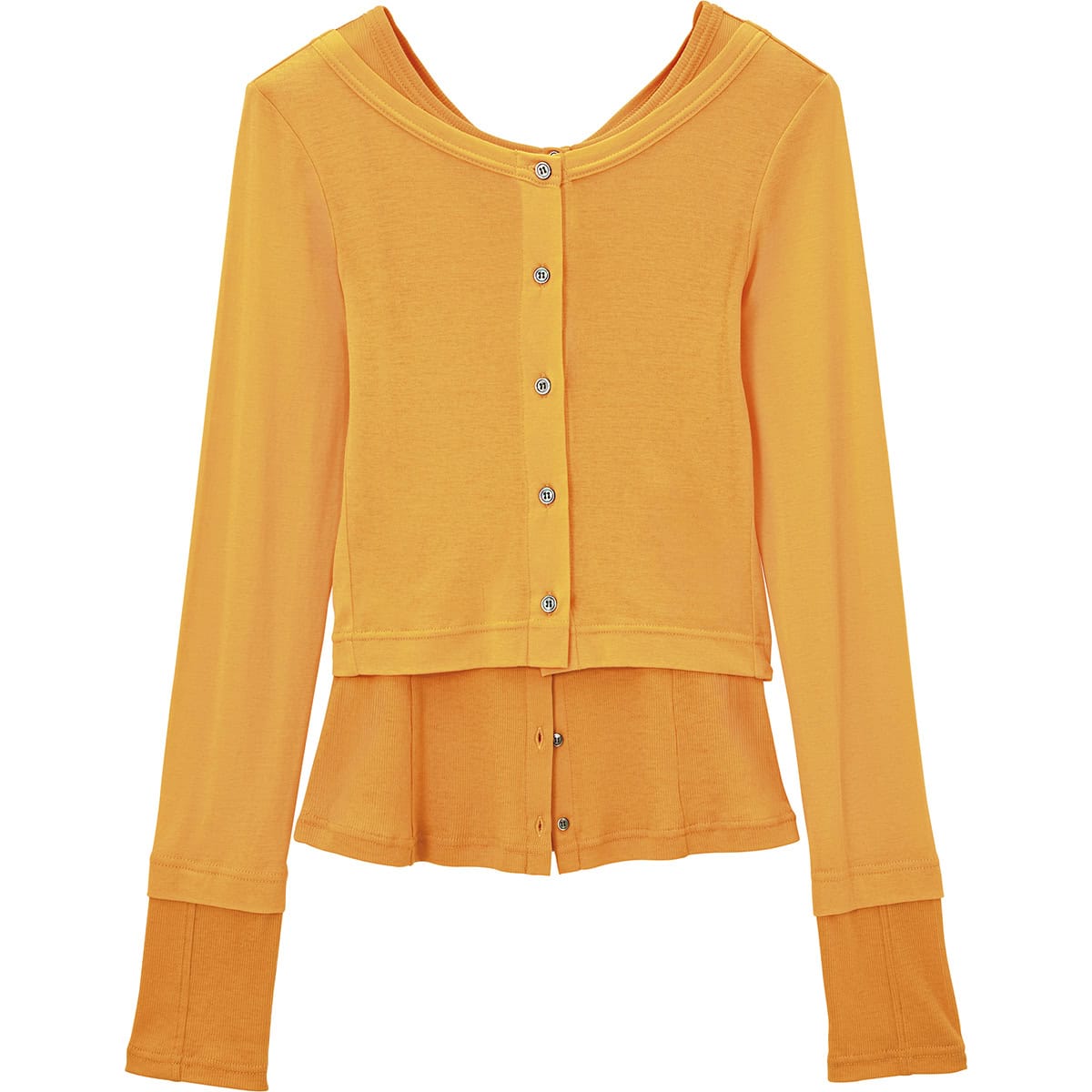 丈感と色のトーンが異なるトップスレイヤードで簡単に洒落る。2wayトップス￥14,850（メゾンスペシャル／メゾンスペシャル 青山店）