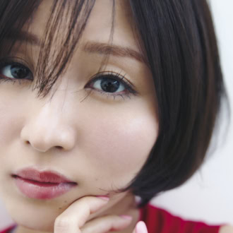 「ポール & ジョー」の派手色バームが主役のメイク(Close up) モデル=岡崎紗絵