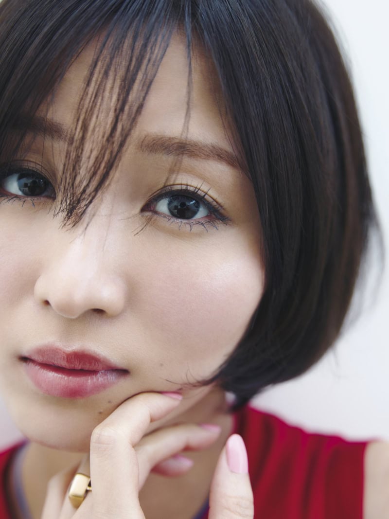 「ポール & ジョー」の派手色バームが主役のメイク(Close up) モデル=岡崎紗絵