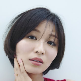 「ポール & ジョー」の派手色バームが主役のメイク モデル=岡崎紗絵